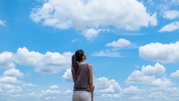 mulher contempla o céu