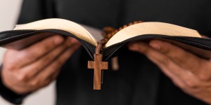 Uma investigação sobre o Salmo 47: por que Deus é “terrível”? 