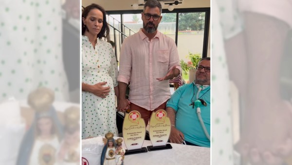 Letícia e Juliano Cazarré e o pe. Márlon Múcio