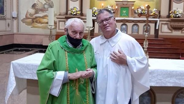 Padre Paulo e seu filho Adriano, diácono