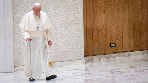 Papa Francisco usando bengala