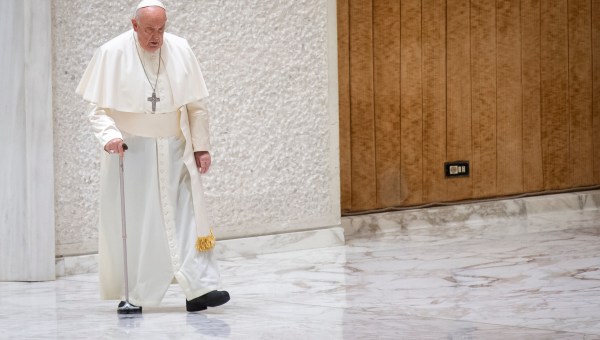 Papa Francisco usando bengala