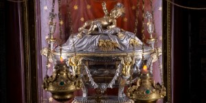 Esta relíquia contém cinco pedaços da manjedoura de Jesus
