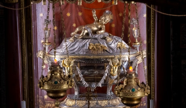 Corner Hero Image - Esta relíquia contém cinco pedaços da manjedoura de Jesus