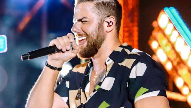Cantor Zé Neto durante show