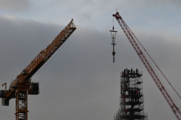 cruz da torre da catedral de Notre Dame