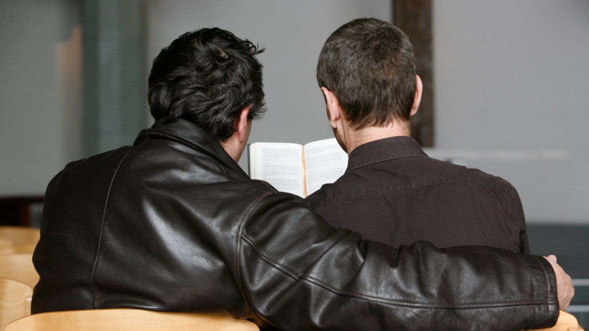 COUPLE-DOS-EGLISE-FR393014C