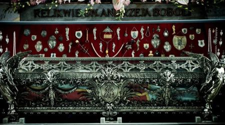 Mercado sagrado: Atenção com a venda de relíquias de santos on-line 