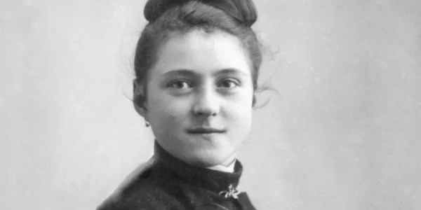 A rótula de Santa Teresa de Lisieux revela um novo segredo.