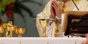 A razão pela qual o cálice da Missa é feito de metal precioso