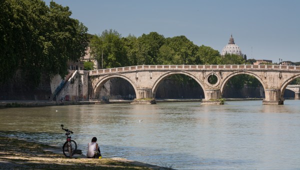 PONT-ROME-TIBRE-shutterstock