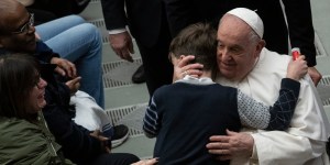 Crianças vulneráveis e proteção de menores. Papa publica Motu Proprio