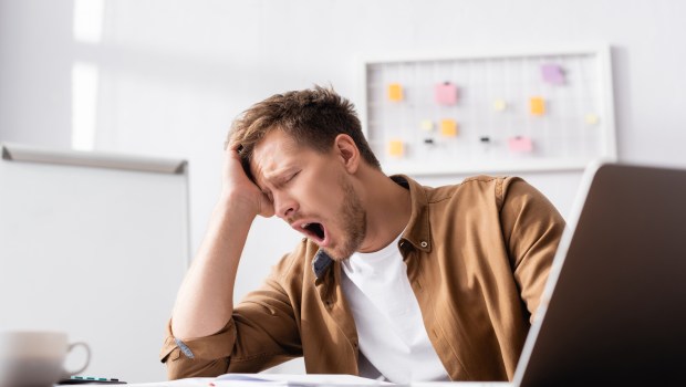 Zmęczony mężczyzna ziewa