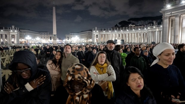 POPE-FRANCIS-HEALTH-HOSPITAL-ROSARY-PRAYER