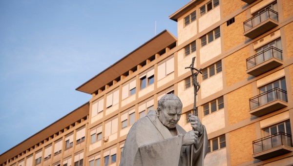Corner Item Image - Papa descansou bem durante a noite. Vaticano desmente fake news