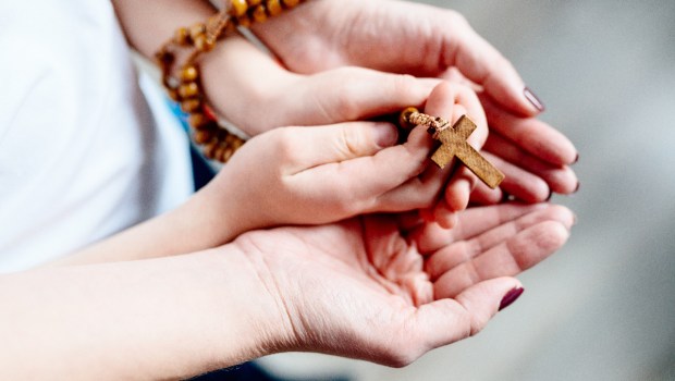 mom-child-rosary-