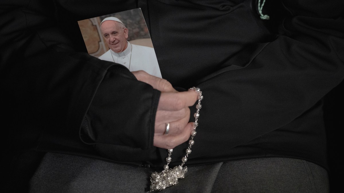 POPE-FRANCIS-HEALTH-HOSPITAL-ROSARY-PRAYER