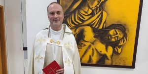 Sacerdote que enfrentou 2 meses de coma dá exemplo de serenidade
