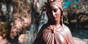 Não são 36, mas 46 maneiras de rezar a Maria!