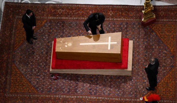 Corner Hero Image - O caixão do Papa Francisco foi fechado em um rito privado (Fotos).
