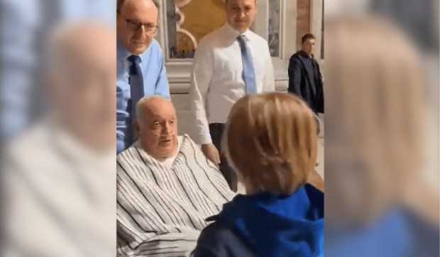 Corner Hero Image - “É o Papa! É o Papa!” …e Francisco mais uma vez quebra protocolos e coloca a missão acima de tudo