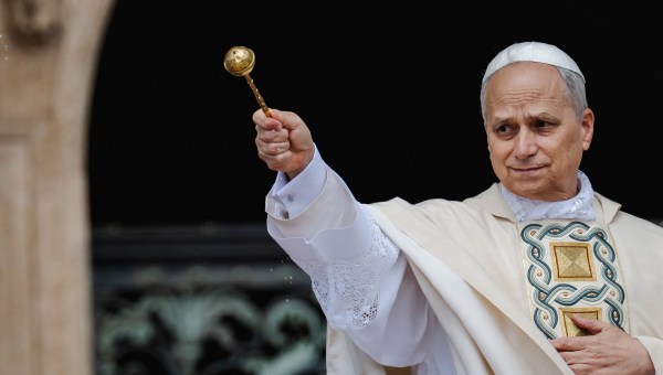 Corner Item Image - Como um padre faz para a água ficar benta?