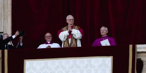 [🔴LIVE] Robert Prevost, um missionário americano de perfil atípico, torna-se Leão XIV