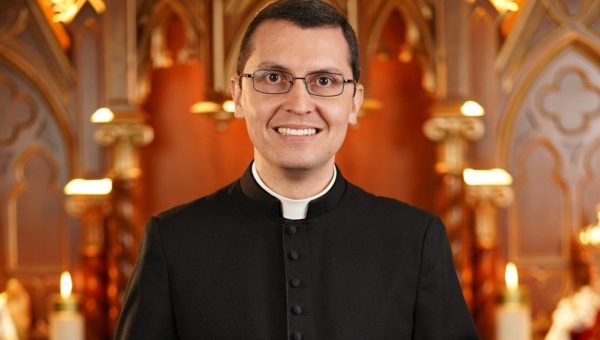 Corner Item Image - Padre Alex Nogueira: orar faz muito bem para crianças 
