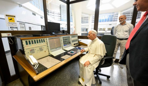 Corner Hero Image - [FOTOS] Leão XIV visita rádio Vaticano e área que Francisco destinou a agricultura