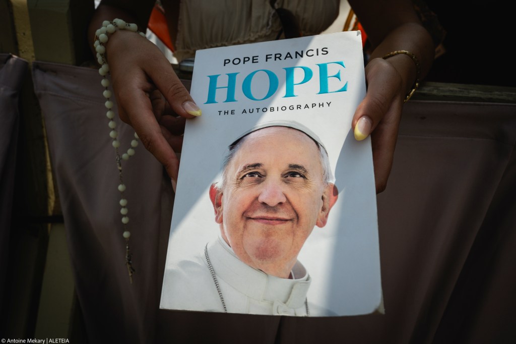 POPE-AUDIENCE-FRANCIS-HOPE-BOOK