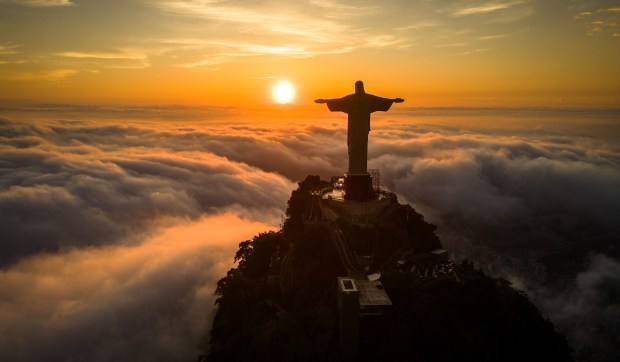 Corner Hero Image - “Tu vens, tu vens, eu já escuto os teus sinais”, a fé na canção de Alceu Valença