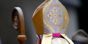 Mitra: você sabe porque os bispos a usam? 