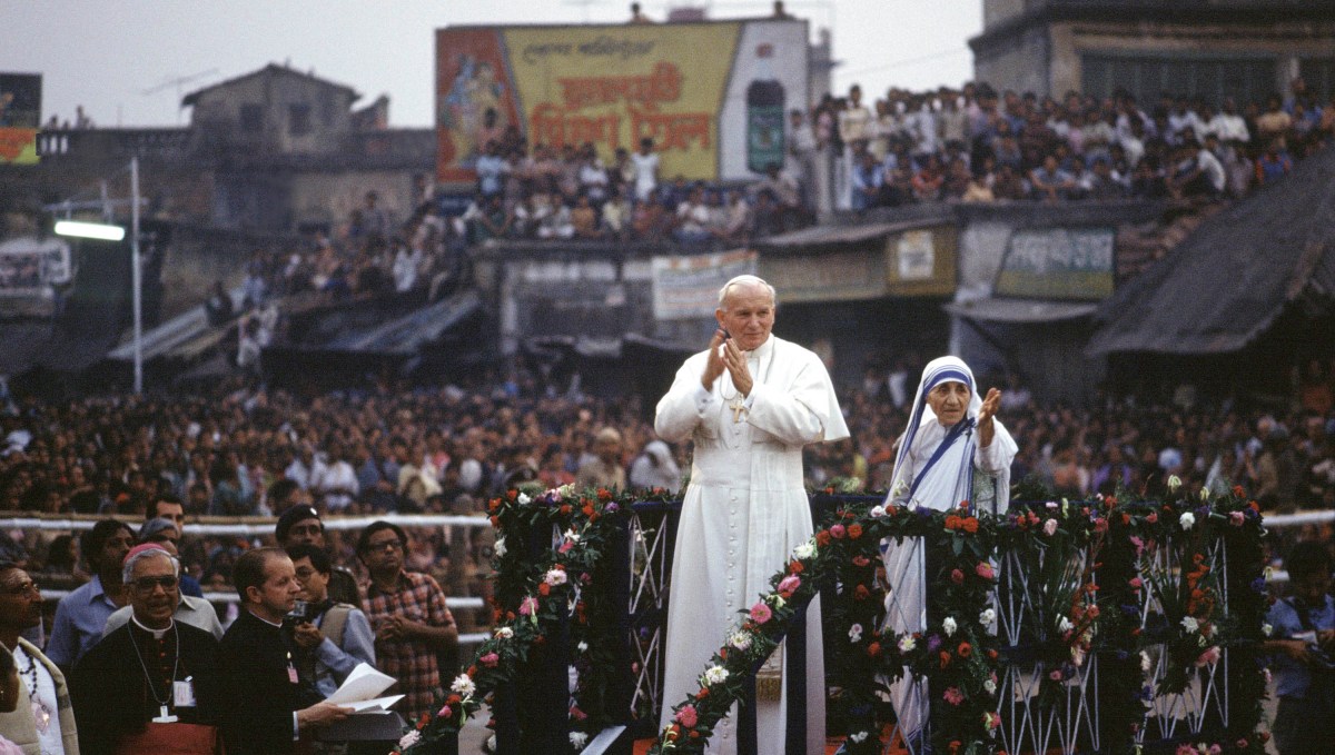Calcutta, India - February 1986 During his visit, the Pope went to the house wich the priest of the goddess Kali gave Mother Teresa to look after the dying homeless