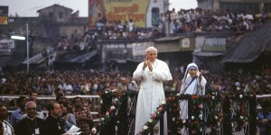 [FOTOS] Roma redescobre o rosto de João Paulo II, o primeiro papa da globalização