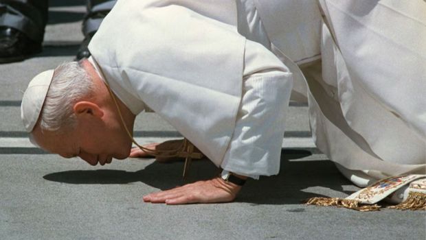 Juan Pablo II, besar la tierra, santo Cura de Ars, santos,