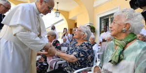 Papa visita idosos em casa de repouso: “Suas orações são muito importantes”