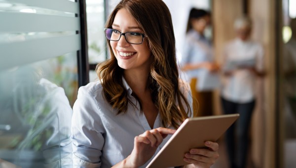 FEMME-HEUREUSE-TRAVAIL.
