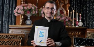 [ENTREVISTA] O Manual da oração do Padre Alex Nogueira