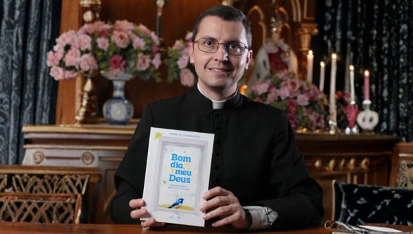 Corner Item Image - [ENTREVISTA] O Manual da oração do Padre Alex Nogueira