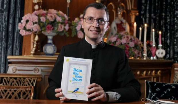 Corner Hero Image - [ENTREVISTA] O Manual da oração do Padre Alex Nogueira