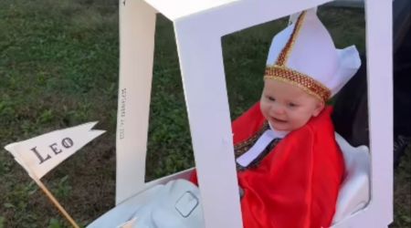 O pequeno “Papa Leão” encanta as redes sociais