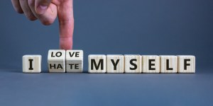 5 versículos essenciais da Bíblia para quando você se odeia
