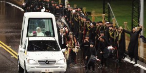 [REPORTAGEM] Cavalos, danças, espetáculos… Os libaneses celebram Leão XIV sob a chuva