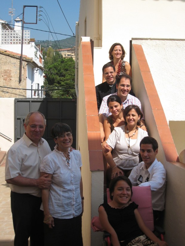 Su hermana le impulsó a ser sacerdote