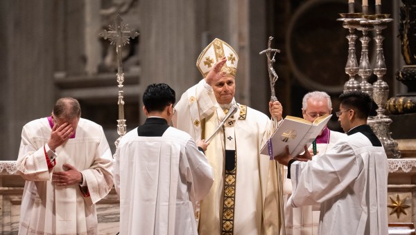 Corner Item Image - Qual é a Bênção Pontifícia que o Papa e os bispos podem conceder?