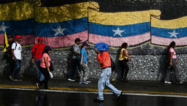 Un mélange d'espoir et d'incertitude plane dans les rues du Venezuela