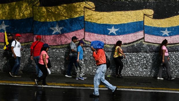 Un mélange d'espoir et d'incertitude plane dans les rues du Venezuela