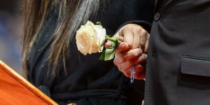 A oração à Virgem no funeral pelas vítimas de Adamuz