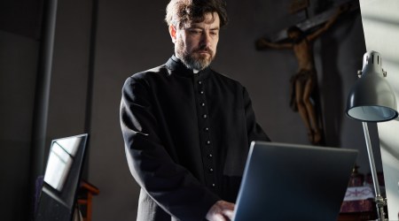 Por que os padres abandonam a batina? Uma resposta surpreendente das pesquisas