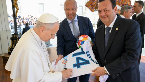 Corner Item Image - Mikaël Silvestre conversa sobre futebol com Leão XIV